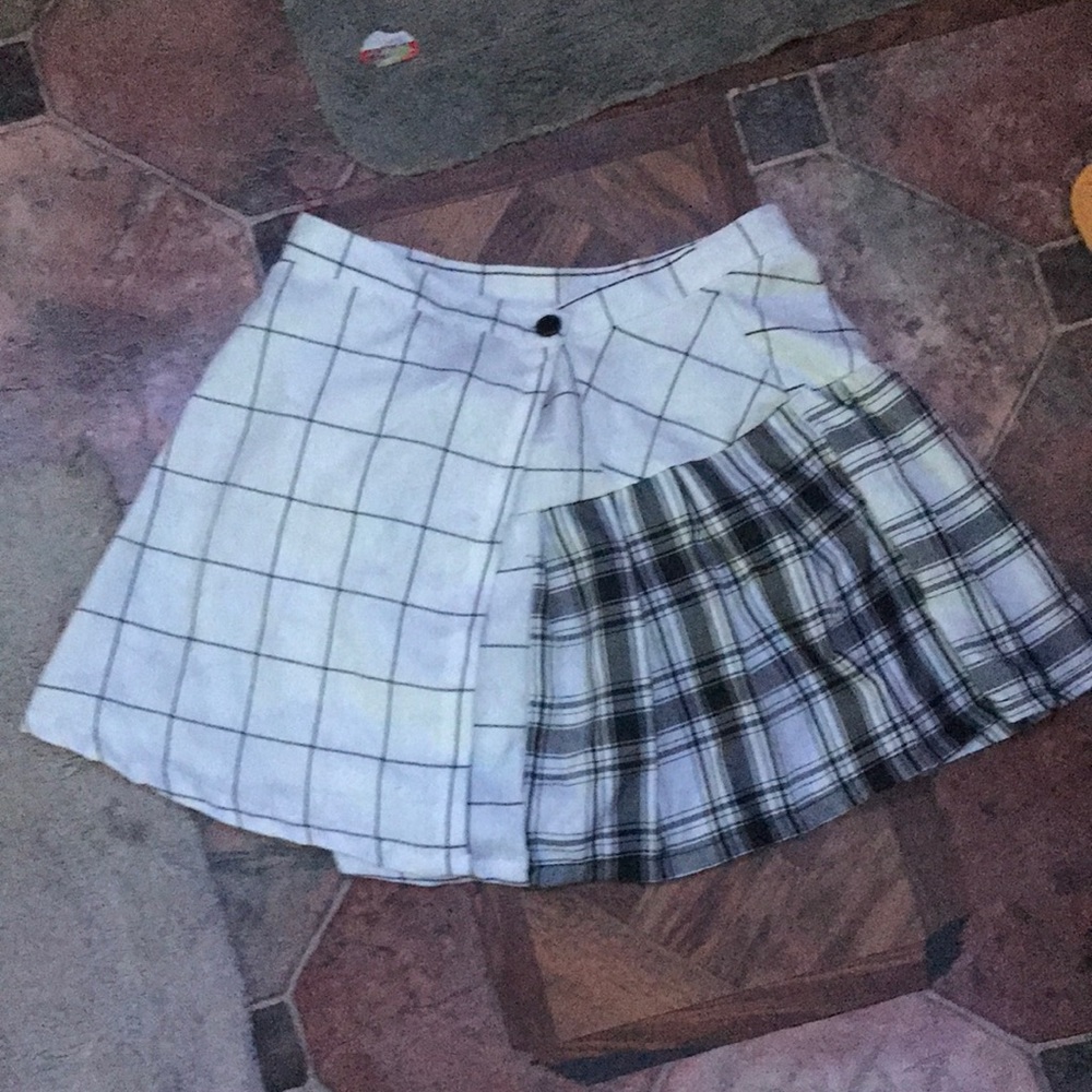 Rue21 medium black and white plaid skirt.